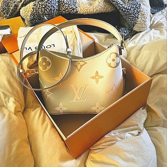 Louis Vuitton Monogram Giant Spring in the City Marshmallow Hobo in Sunset Khaki - Picture 3 of 14